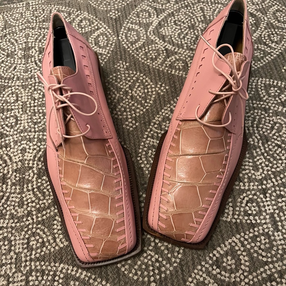 Size 10 dress shoe only worn once.  gator
